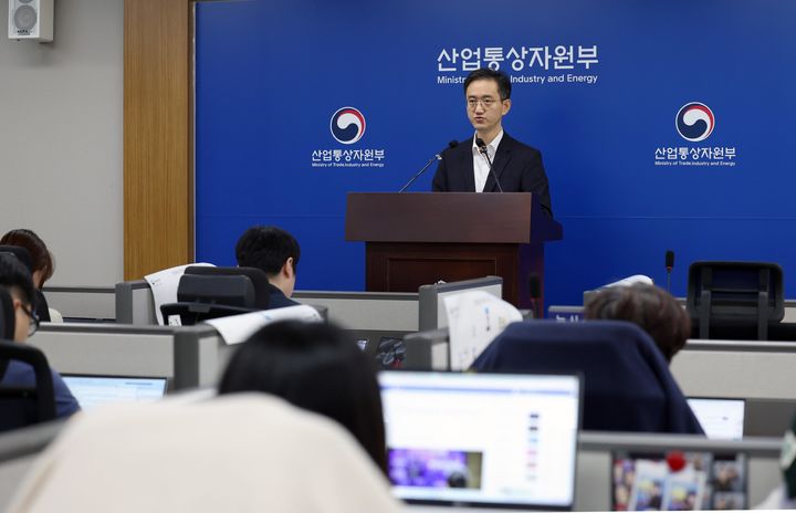 [서울=뉴시스] 유법민 산업통상자원부 투자정책관이 3일 오전 세종시 정부세종청사 산업부 기자실에서 2025년 상반기 외국인직접투자 브리핑을 하고 있다. (사진=산업통상자원부 제공) 2025.07.03. photo@newsis.com *재판매 및 DB 금지