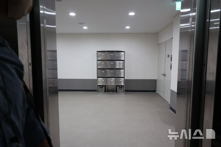 [서울=뉴시스] 조성우 기자 = 김건희 여사와 관련한 의혹을 수사하는 민중기 특별검사팀이 삼부토건에 대한 압수수색에 나섰다. 현판식을 열고 수사를 개시한지 이틀 만에 첫 강제수사다. 사진은 3일 서울시내 삼부토건 사무실. 2025.07.03. xconfind@newsis.com