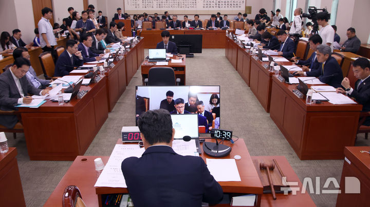 [서울=뉴시스] 김금보 기자 = 이춘석 법제사법위원회 위원장이 3일 서울 여의도 국회에서 열린 법제사법위원회 전체회의에서 회의를 주재하고 있다. 2025.07.03. kgb@newsis.com