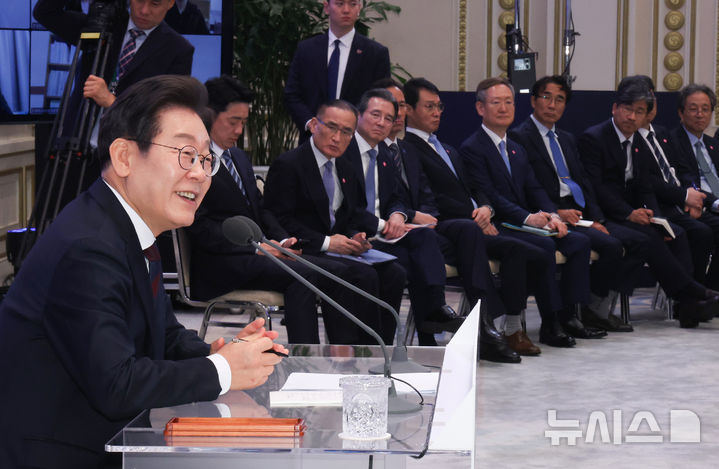 [서울=뉴시스] 고범준 기자 = 이재명 대통령이 3일 청와대 영빈관에서 열린 '대통령의 30일, 언론이 묻고 국민에게 답하다' 기자회견에서 출입기자 질문에 답변하고 있다.&nbsp; (대통령실통신사진기자단) 2025.07.03. bjko@newsis.com