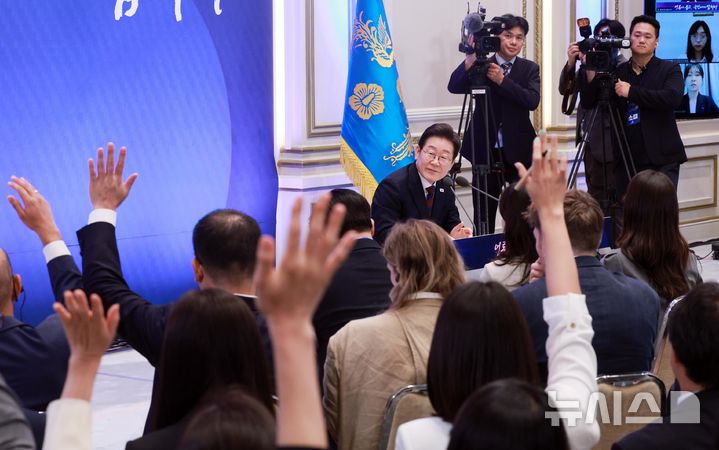 [서울=뉴시스] 고범준 기자 = 이재명 대통령이 3일 청와대 영빈관에서 열린 '대통령의 30일, 언론이 묻고 국민에게 답하다' 기자회견에서 외신기자들의 질문을 받고 있다. 2025.07.03. bjko@newsis.com
