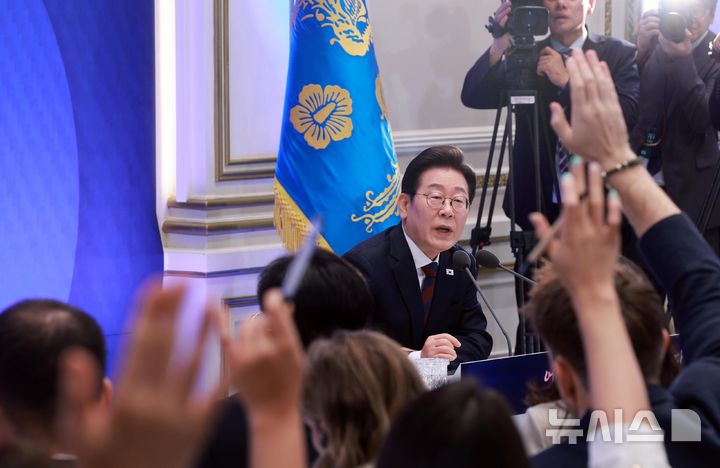 [서울=뉴시스] 고범준 기자 = 이재명 대통령이 3일 청와대 영빈관에서 열린 '대통령의 30일, 언론이 묻고 국민에게 답하다' 기자회견에서 외신기자들의 질문을 받고 있다. 2025.07.03. bjko@newsis.com