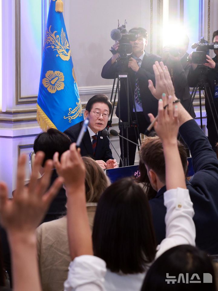 [서울=뉴시스] 고범준 기자 = 이재명 대통령이 3일 청와대 영빈관에서 열린 '대통령의 30일, 언론이 묻고 국민에게 답하다' 기자회견에서 외신기자들의 질문을 받고 있다. 2025.07.03. bjko@newsis.com