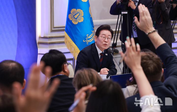 [서울=뉴시스] 고범준 기자 = 이재명 대통령이 3일 청와대 영빈관에서 열린 '대통령의 30일, 언론이 묻고 국민에게 답하다' 기자회견에서 외신기자들의 질문을 받고 있다. 2025.07.03. bjko@newsis.com