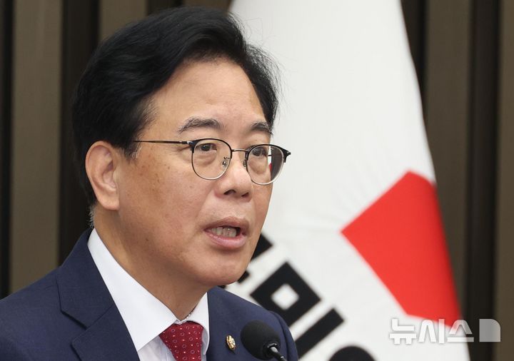 [서울=뉴시스] 조성봉 기자 = 송언석 국민의힘 비상대책위원장 겸 원내대표가 3일 오전 서울 여의도 국회에서 열린 의원총회에서 발언을 하고 있다. 2025.07.03.  suncho21@newsis.com