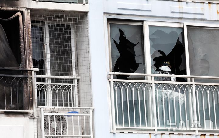  [부산=뉴시스] 하경민 기자 = 부모가 집을 비운 사이 발생한 화재로 8·6세 자매가 숨진 가운데 3일 오전 부산 기장군의 한 아파트 6층 화재현장에서 경찰, 소방, 국립과학수사연구원 등이 합동 감식을 벌이고 있다. 2025.07.03. yulnetphoto@newsis.com