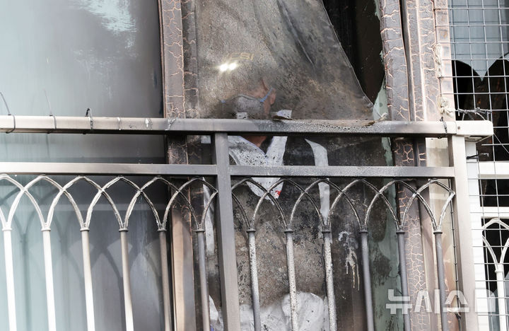  [부산=뉴시스] 하경민 기자 = 부모가 집을 비운 사이 발생한 화재로 8·6세 자매가 숨진 가운데 3일 오전 부산 기장군의 한 아파트 6층 화재현장에서 경찰, 소방, 국립과학수사연구원 등이 합동 감식을 벌이고 있다. 2025.07.03. yulnetphoto@newsis.com