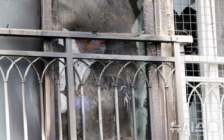  [부산=뉴시스] 하경민 기자 = 부모가 집을 비운 사이 발생한 화재로 8·6세 자매가 숨진 가운데 3일 오전 부산 기장군의 한 아파트 6층 화재현장에서 경찰, 소방, 국립과학수사연구원 등이 합동 감식을 벌이고 있다. 2025.07.03. yulnetphoto@newsis.com