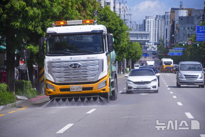 [광주=뉴시스] 광주시, 폭염 대응 살수차 운행. (사진=광주시청 제공). photo@newsis.com *재판매 및 DB 금지