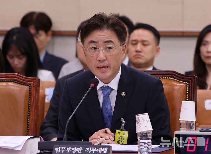 [서울=뉴시스] 김금보 기자 = 이진수 법무부장관 직무대행이 3일 서울 여의도 국회에서 열린 법제사법위원회 전체회의에서 발언하고 있다. 2025.07.03. kgb@newsis.com