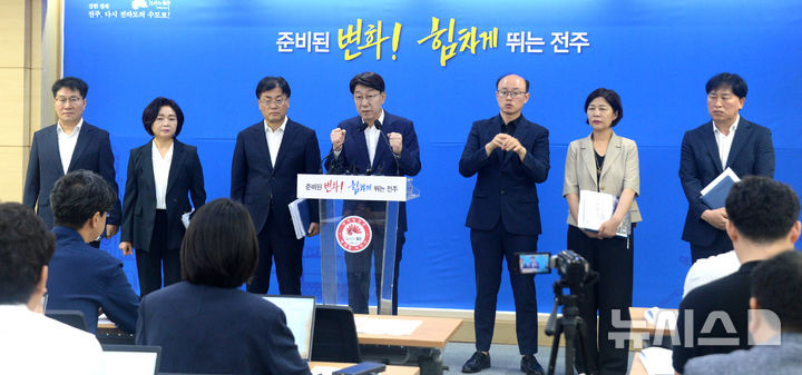 [전주=뉴시스] 김얼 기자 = 우범기(가운데) 전주시장이 3일 전북 전주시 전주시청 회의실에서 민선 8기 취임 3주년 기자회견을 열고 질의에 답변하고 있다. 2025.07.03. pmkeul@newsis.com