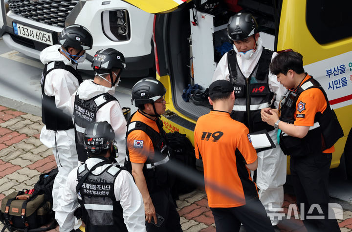 [부산=뉴시스] 하경민 기자 = 부모가 집을 비운 사이 발생한 화재로 8·6세 자매가 숨진 가운데 3일 오전 부산 기장군의 한 아파트에서 합동감식에 나선 부산소방 관계자들이 준비를 하고 있다. 2025.07.03. yulnetphoto@newsis.com