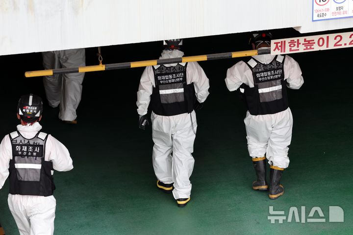 [부산=뉴시스] 하경민 기자 = 부모가 집을 비운 사이 발생한 화재로 8·6세 자매가 숨진 가운데 3일 오전 부산 기장군의 한 아파트에서 합동감식에 나선 부산소방 관계자들이 화재현장으로 들어가고 있다. 2025.07.03. yulnetphoto@newsis.com