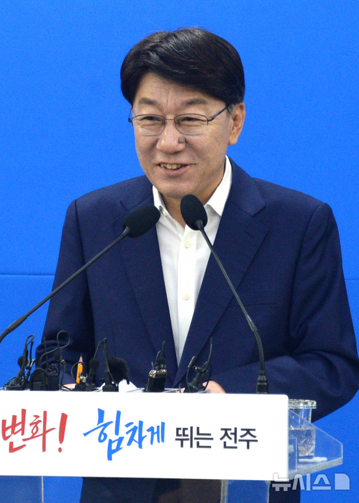 [전주=뉴시스] 김얼 기자 = 우범기 전주시장이 3일 전북 전주시 전주시청 회의실에서 민선 8기 취임 3주년 기자회견을 열고 질의에 답변하고 있다. 2025.07.03. pmkeul@newsis.com