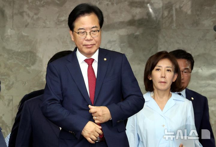 [서울=뉴시스] 조성봉 기자 = 송언석 국민의힘 비상대책위원장 겸 원내대표와 나경원(오른쪽) 의원이 3일 오전 서울 여의도 국회에서 열린 의원총회에 참석하고 있다.  2025.07.03. suncho21@newsis.com