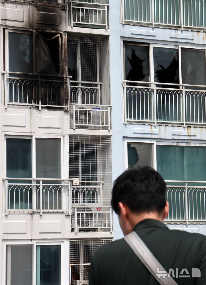 [부산=뉴시스] 하경민 기자 = 부모가 집을 비운 사이 발생한 화재로 8·6세 자매가 숨진 가운데 3일 오전 부산 기장군의 한 아파트 6층 화재현장에서 경찰, 소방, 국립과학수사연구원 등이 합동 감식을 벌이고 있다. 2025.07.03. yulnetphoto@newsis.com