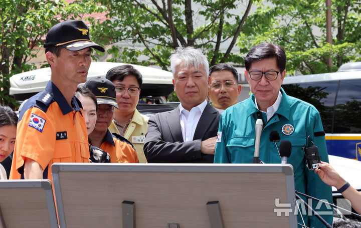 [부산=뉴시스] 하경민 기자 = 박형준 부산시장이 3일 오전 부산 기장군의 한 아파트 화재현장을 방문해 소방 관계자의 설명을 듣고 있다. 2025.07.03. yulnetphoto@newsis.com