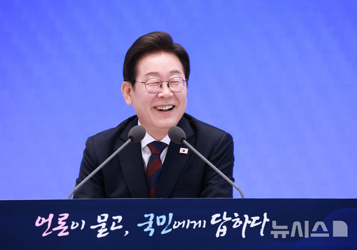 [서울=뉴시스] 고범준 기자 = 이재명 대통령이 3일 청와대 영빈관에서 열린 '대통령의 30일, 언론이 묻고 국민에게 답하다' 기자회견에서 출입기자 질문에 답변하고 있다. (대통령실통신사진기자단) 2025.07.03. bjko@newsis.com