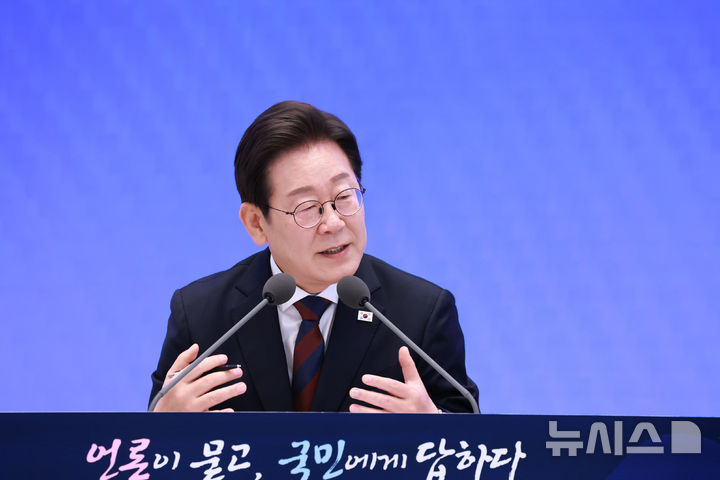 [서울=뉴시스] 고범준 기자 = 이재명 대통령이 3일 청와대 영빈관에서 열린 '대통령의 30일, 언론이 묻고 국민에게 답하다' 기자회견에서 출입기자 질문에 답변하고 있다. (대통령실통신사진기자단) 2025.07.03. bjko@newsis.com