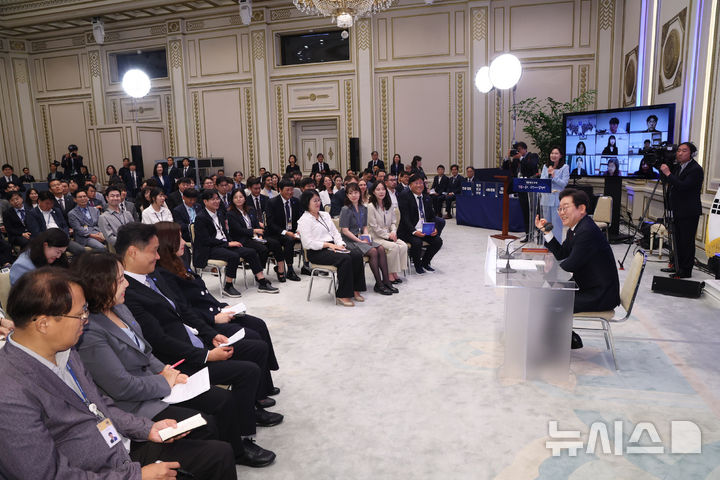 [서울=뉴시스] 고범준 기자 = 이재명 대통령이 3일 청와대 영빈관에서 열린 '대통령의 30일, 언론이 묻고 국민에게 답하다' 기자회견에서 출입기자 질문에 답변하고 있다.&nbsp; (대통령실통신사진기자단) 2025.07.03. bjko@newsis.com