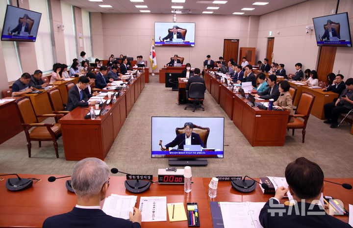 [서울=뉴시스] 김금보 기자 =지난 3일 서울 여의도 국회에서 열린 법제사법위원회 전체회의에서 상법개정안이 의결되고 있다. 2025.07.03. kgb@newsis.com