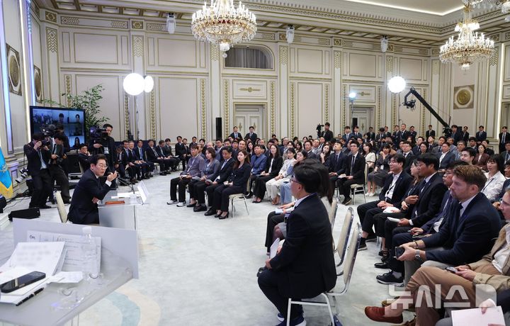 [서울=뉴시스] 고범준 기자 = 이재명 대통령이 3일 청와대 영빈관에서 열린 '대통령의 30일, 언론이 묻고 국민에게 답하다' 기자회견에서 마무리 발언을 하고 있다. 2025.07.03. bjko@newsis.com