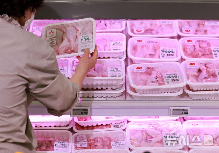 [서울=뉴시스] 이영환 기자 = 사진은 지난달 3일 서울 시내의 한 대형마트에서 한 시민이 닭고기를 살펴보고 있는 모습. 2025.07.03. 20hwan@newsis.com