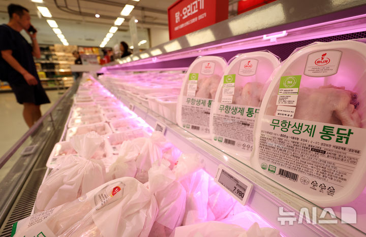 [서울=뉴시스] 이영환 기자 = 서울 시내의 한 대형마트에 닭고기가 진열되어 있다. 2025.07.03. 20hwan@newsis.com