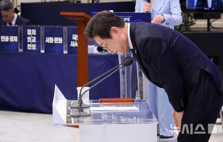 [서울=뉴시스] 고범준 기자 = 이재명 대통령이 3일 청와대 영빈관에서 열린 '대통령의 30일, 언론이 묻고 국민에게 답하다' 기자회견을 마친 뒤 인사를 하고 있다. (대통령실통신사진기자단) 2025.07.03. bjko@newsis.com