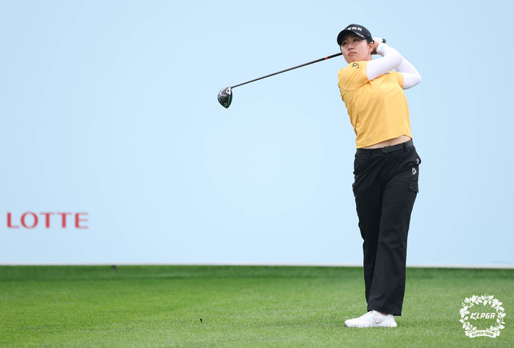 [서울=뉴시스] 3일 인천 청라에 위치한 베어즈베스트청라CC에서 열린 '제15회 롯데오픈' 1R 마다솜이 10번홀에서 티샷을 하고 있다. (사진=KLPGA 제공) 2025.07.03. photo@newsis.com *재판매 및 DB 금지