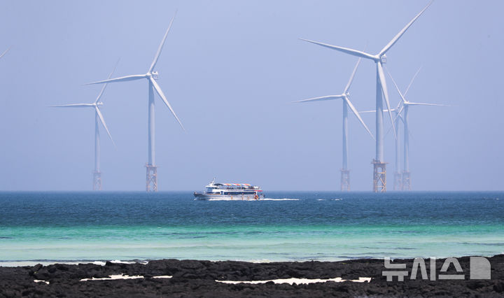 [제주=뉴시스] 우장호 기자 = 무더위가 기승을 부린 3일 오후 제주시 한림읍 금능 해변 앞 해상으로 비양도와 섬을 연결해주는 여객선이 지나고 있다. 기상청에 따르면 제주도는 당분간 뜨겁고 습한 남풍류가 유입되고 낮 동안 햇볕에 의해 기온이 오르면서 최고체감온도가 33도(제주도동부 35도) 내외로 올라 매우 무더울 것으로 전망된다. 2025.07.03. woo1223@newsis.com