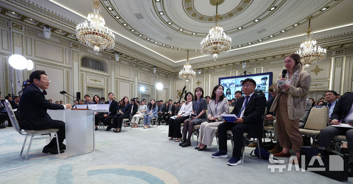 [서울=뉴시스] 고범준 기자 = 이재명 대통령이 3일 청와대 영빈관에서 열린 '대통령의 30일, 언론이 묻고 국민에게 답하다' 기자회견에서 외신출입기자들 질문을 받고 있다. 2025.07.03. bjko@newsis.com