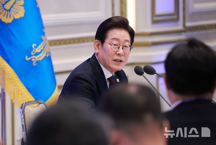 [서울=뉴시스] 고범준 기자 = 이재명 대통령이 3일 청와대 영빈관에서 열린 '대통령의 30일, 언론이 묻고 국민에게 답하다' 기자회견에서 기자들 질문에 답변하고 있다. 2025.07.03. bjko@newsis.com