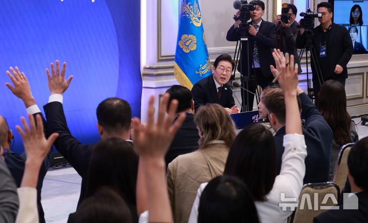[서울=뉴시스] 고범준 기자 = 이재명 대통령이 3일 청와대 영빈관에서 열린 '대통령의 30일, 언론이 묻고 국민에게 답하다' 기자회견에서 출입기자들 질문을 받고 있다. 2025.07.03. bjko@newsis.com