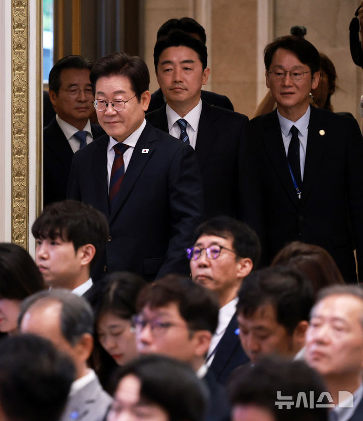 [서울=뉴시스] 고범준 기자 = 이재명 대통령이 3일 청와대 영빈관에서 열린 '대통령의 30일, 언론이 묻고 국민에게 답하다' 기자회견에 입장하고 있다. 2025.07.03. bjko@newsis.com