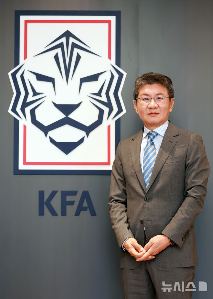 [서울=뉴시스] 이영환 기자 = 정몽규 대한축구협회 회장이 지난 3일 서울 종로구 축구회관 집무실에서 뉴시스와 인터뷰에 앞서 포즈를 취하고 있다. 2025.07.04. 20hwan@newsis.com