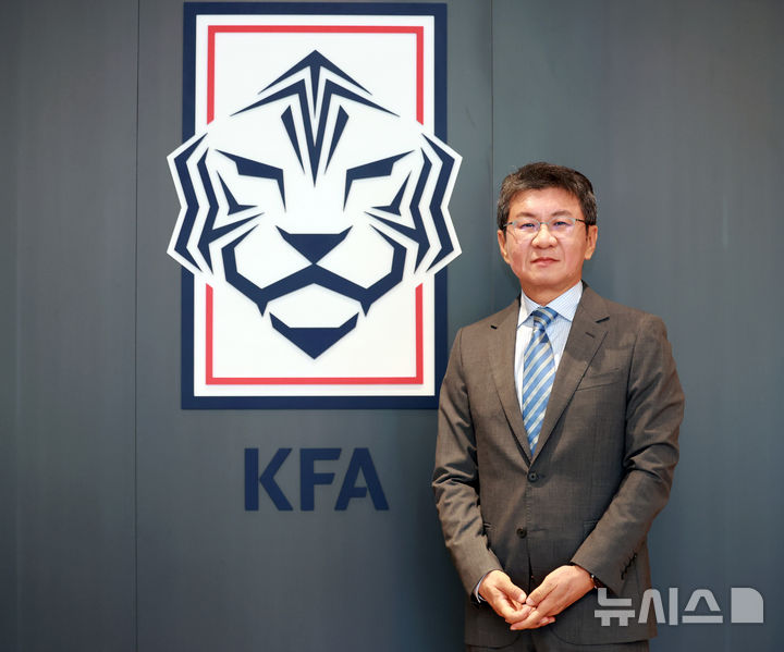 [서울=뉴시스] 이영환 기자 = 정몽규 대한축구협회 회장이 지난 7월3일 서울 종로구 축구회관 집무실에서 뉴시스와 인터뷰에 앞서 포즈를 취하고 있다. 2025.07.04. 20hwan@newsis.com