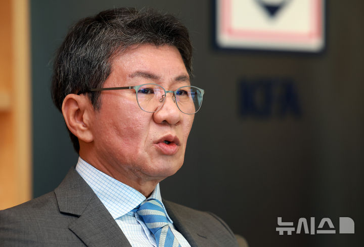 [서울=뉴시스] 이영환 기자 = 정몽규 대한축구협회 회장이 지난 3일 서울 종로구 축구회관 집무실에서 뉴시스와 인터뷰를 하고 있다. 2025.07.04. 20hwan@newsis.com