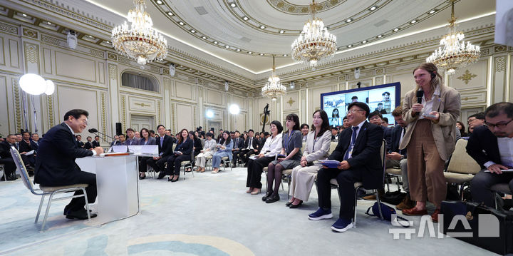 [서울=뉴시스] 고범준 기자 = 이재명 대통령이 3일 청와대 영빈관에서 열린 '대통령의 30일, 언론이 묻고 국민에게 답하다' 기자회견에서 외신출입기자들 질문을 받고 있다. 2025.07.03. bjko@newsis.com