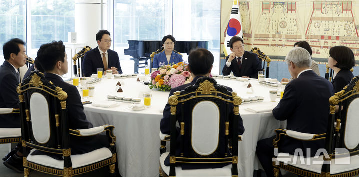 [서울=뉴시스] 최동준 기자 = 이재명 대통령이 3일 서울 한남동 관저에서 열린 국회 비교섭단체 지도부와 오찬회동에서 기본소득당 용혜인 당대표 겸 원내대표 발언을 듣고 있다. 왼쪽부터 시계방향으로 진보당 윤종오 원내대표, 개혁신당 천하람 당대표 권한대행 겸 원내대표, 조국혁신당 김선민 당대표 권한대행, 이 대통령, 진보당 김재연 대표, 기본소득당 용혜인 당대표 겸 원내대표, 조국혁신당 서왕진 원내대표, 우상호 정무수석, 강훈식 비서실장. 2025.07.03. photocdj@newsis.com