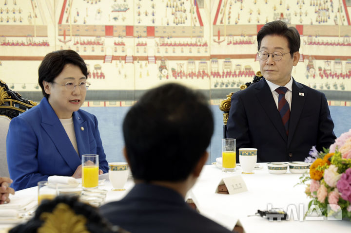 [서울=뉴시스] 최동준 기자 = 이재명 대통령이 3일 서울 한남동 관저에서 열린 국회 비교섭단체 지도부와 오찬회동에서 조국혁신당 김선민 당대표 권한대행 발언을 듣고 있다. 2025.07.03. photocdj@newsis.com