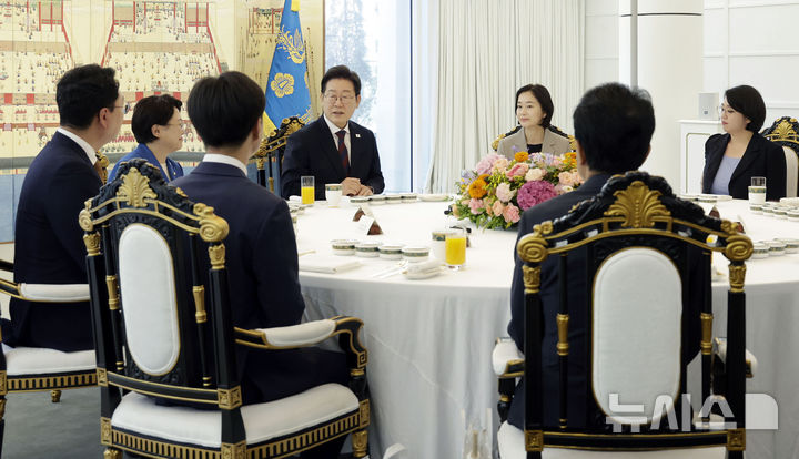 [서울=뉴시스] 최동준 기자 = 이재명 대통령이 3일 서울 한남동 관저에서 열린 국회 비교섭단체 지도부와 오찬회동에서 인사말을 하고 있다. 왼쪽부터 시계방향으로 개혁신당 천하람 당대표 권한대행 겸 원내대표, 조국혁신당 김선민 당대표 권한대행, 이 대통령, 진보당 김재연 대표, 기본소득당 용혜인 당대표 겸 원내대표, 진보당 윤종오 원내대표, 사회민주당 한창민 당대표 겸 원내대표. 2025.07.03. photocdj@newsis.com