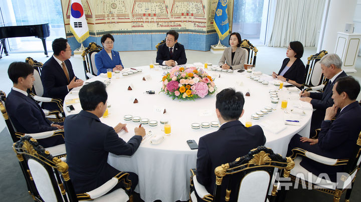 [서울=뉴시스] 최동준 기자 = 이재명 대통령이 3일 서울 한남동 관저에서 국회 비교섭단체 지도부와 오찬회동을 하고 있다.&nbsp; 왼쪽부터 시계방향으로 한창민 사회민주당 당대표, 천하람 개혁신당 당대표권한대행, 김선민 조국혁신당 당대표, 이 대통령, 김재연 진보당 상임대표, 용혜인 기본소득당 당대표, 서왕진 조국혁신당 원내대표, 우상호 정무수석, 강훈식 비서실장, 윤종오 진보당 원내대표. 2025.07.03. photocdj@newsis.com