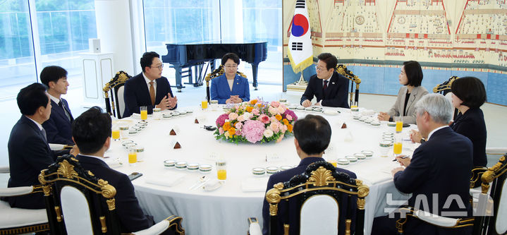 [서울=뉴시스] 최동준 기자 = 이재명 대통령이 3일 서울 한남동 관저에서 국회 비교섭단체 지도부와 오찬회동을 하고 있다. 왼쪽부터 시계방향으로 한창민 사회민주당 당대표, 천하람 개혁신당 당대표권한대행, 김선민 조국혁신당 당대표, 이 대통령, 김재연 진보당 상임대표, 용혜인 기본소득당 당대표, 서왕진 조국혁신당 원내대표, 우상호 정무수석, 강훈식 비서실장, 윤종오 진보당 원내대표. 2025.07.03. photocdj@newsis.com