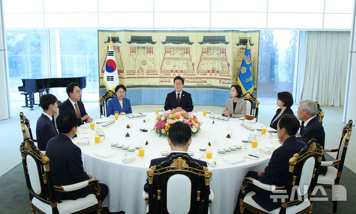 [서울=뉴시스] 최동준 기자 = 이재명 대통령이 3일 서울 한남동 관저에서 국회 비교섭단체 지도부와 오찬회동을 하고 있다.&nbsp;&nbsp; 왼쪽부터 시계방향으로 한창민 사회민주당 당대표, 천하람 개혁신당 당대표권한대행, 김선민 조국혁신당 당대표, 이 대통령, 김재연 진보당 상임대표, 용혜인 기본소득당 당대표, 서왕진 조국혁신당 원내대표, 우상호 정무수석, 강훈식 비서실장, 윤종오 진보당 원내대표. 2025.07.03. photocdj@newsis.com