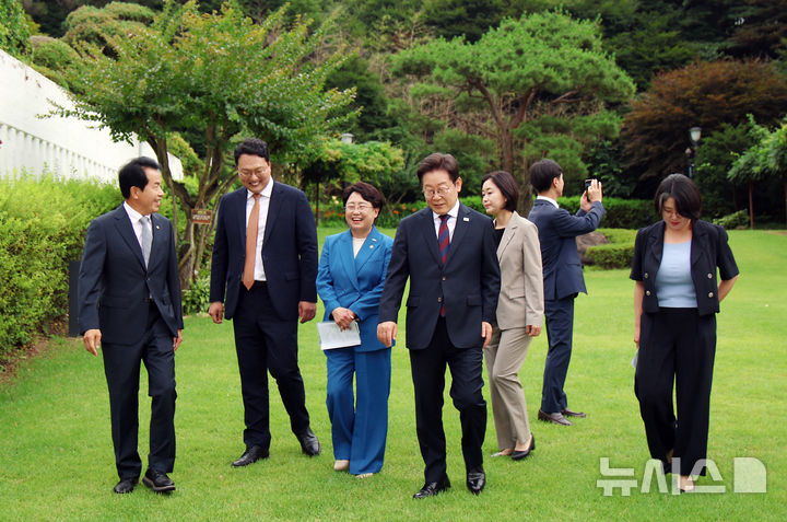 서울=뉴시스] 최동준 기자 = 이재명 대통령이 3일 서울 한남동 관저에서 국회 비교섭단체 지도부와 오찬회동을 위해 이동하고 있다. 2025.07.03. photocdj@newsis.com