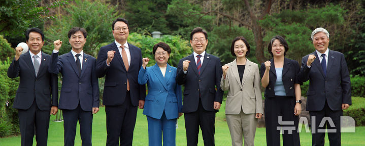 [서울=뉴시스] 최동준 기자 = 이재명 대통령이 3일 서울 한남동 관저에서 국회 비교섭단체 지도부와 오찬회동에 앞서 기념촬영을 하고 있다.&nbsp; 왼쪽부터 윤종오 진보당 원내대표, 한창민 사회민주당 당대표, 천하람 개혁신당 당대표권한대행, 김선민 조국혁신당 당대표권한대행, 이 대통령, 김재연 진보당 상임대표, 용혜인 기본소득당 당대표, 서왕진 조국혁신당 원내대표. 2025.07.03. photocdj@newsis.com