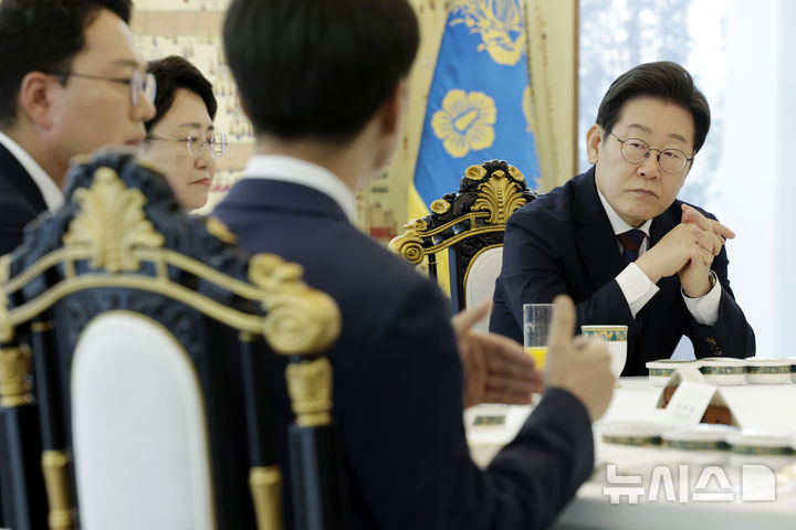 [서울=뉴시스] 최동준 기자 = 이재명 대통령이 3일 서울 한남동 관저에서 열린 국회 비교섭단체 지도부와 오찬회동에서 사회민주당 한창민 당대표 겸 원내대표 발언을 듣고 있다. 2025.07.03. photocdj@newsis.com
