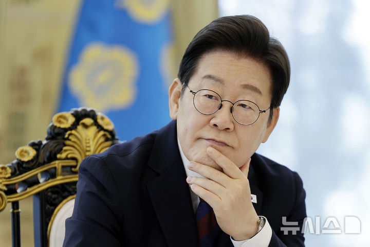 [서울=뉴시스] 최동준 기자 = 이재명 대통령이 3일 서울 한남동 관저에서 열린 국회 비교섭단체 지도부와 오찬회동에서 참석자 발언을 듣고 있다. 2025.07.03. photocdj@newsis.com