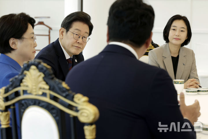 [서울=뉴시스] 최동준 기자 = 이재명 대통령이 3일 서울 한남동 관저에서 열린 국회 비교섭단체 지도부와 오찬회동에서 개혁신당 천하람 당대표 권한대행 겸 원내대표 발언을 듣고 있다. 2025.07.03. photocdj@newsis.com